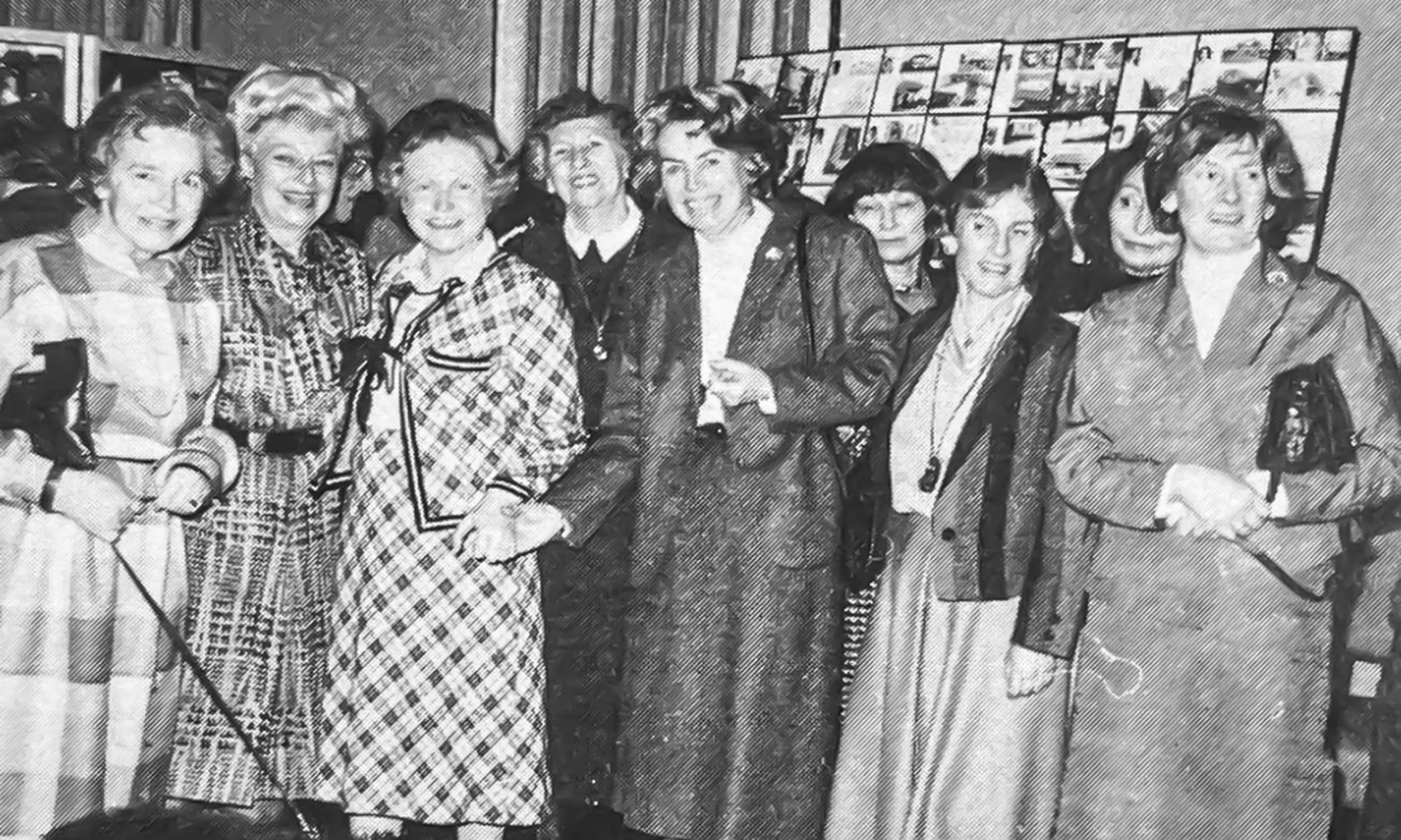 Eine Gruppe von 9 Frauen posiert für ein Gruppenphot, schwarz-weiße Abbildung