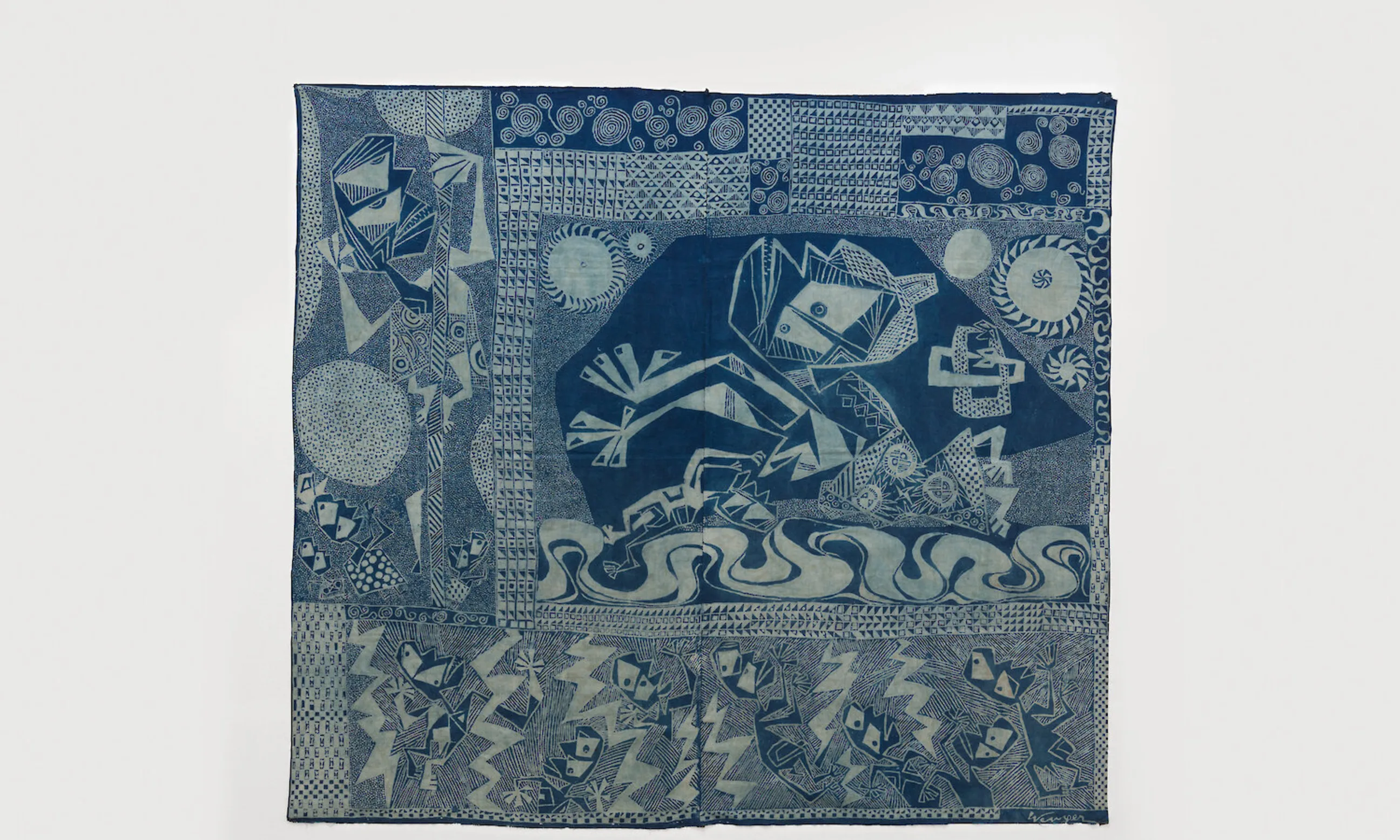 Textilkunstwerk mit blauen und weißen Tönen