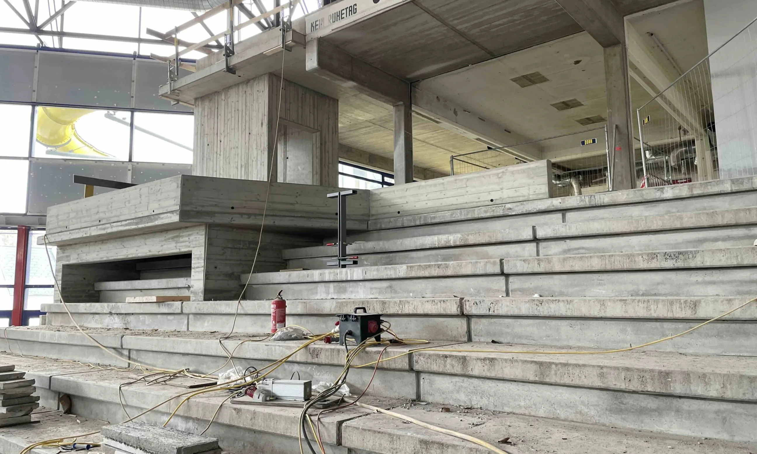 Photo einer Tribüne im Rohbau