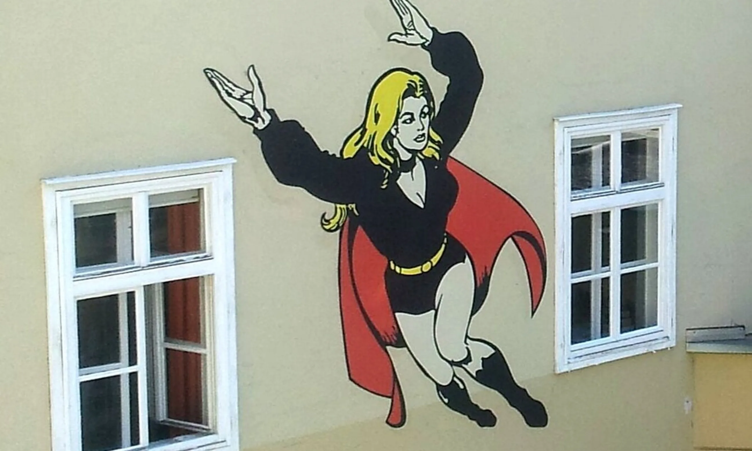 Zeichnung einer Frau mit Mantel an einer Hausfassade