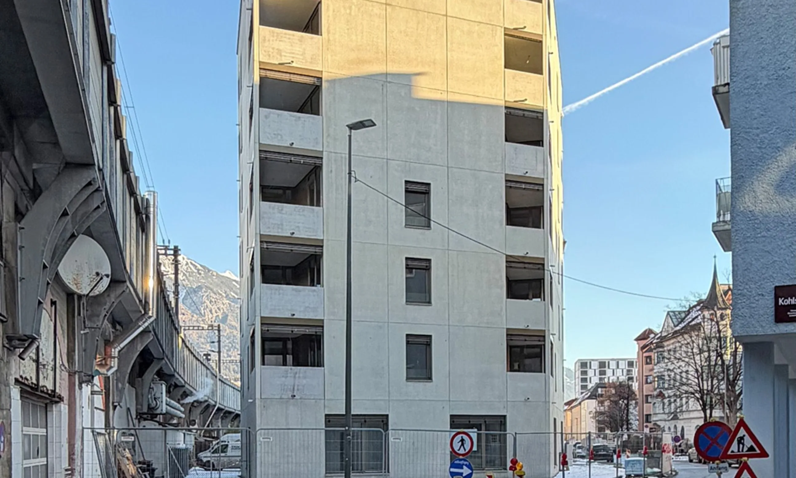 Photo eines mehrgeschossigen Gebäudes aus Beton, noch im Rohbau