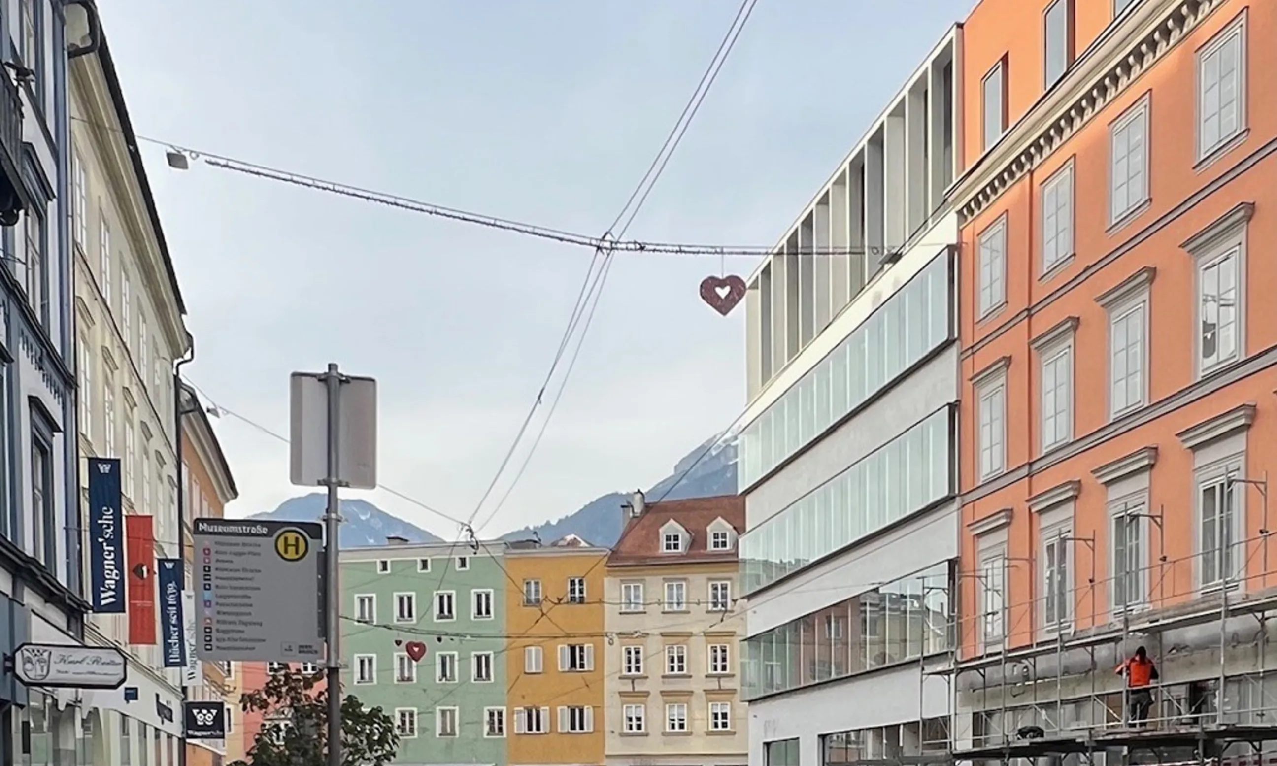 Bild eines Straßenlaufes, umgeben von mehrgeschossigen Gebäuden links und rechts