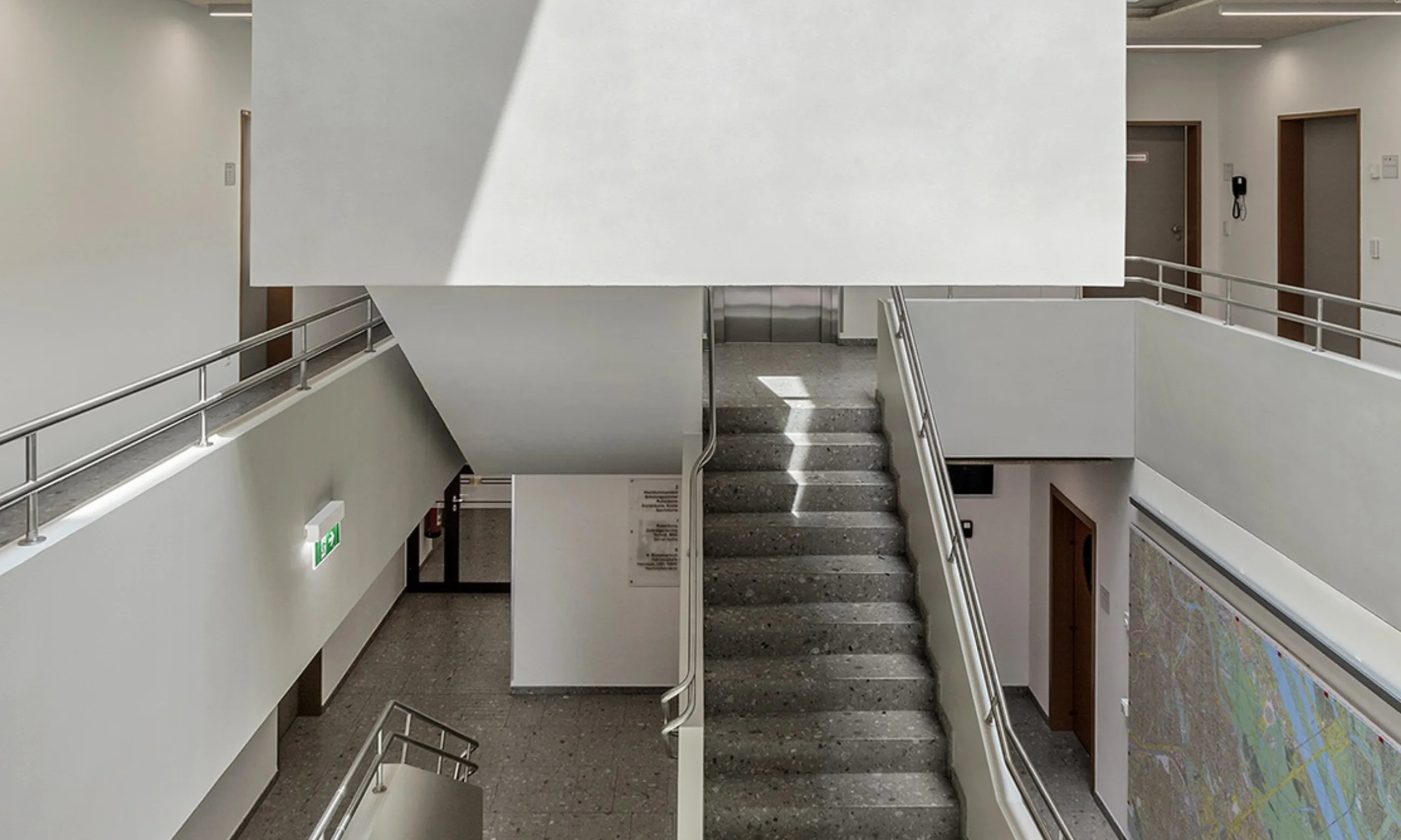 Photo eines Treppenhauses in einem Atrium
