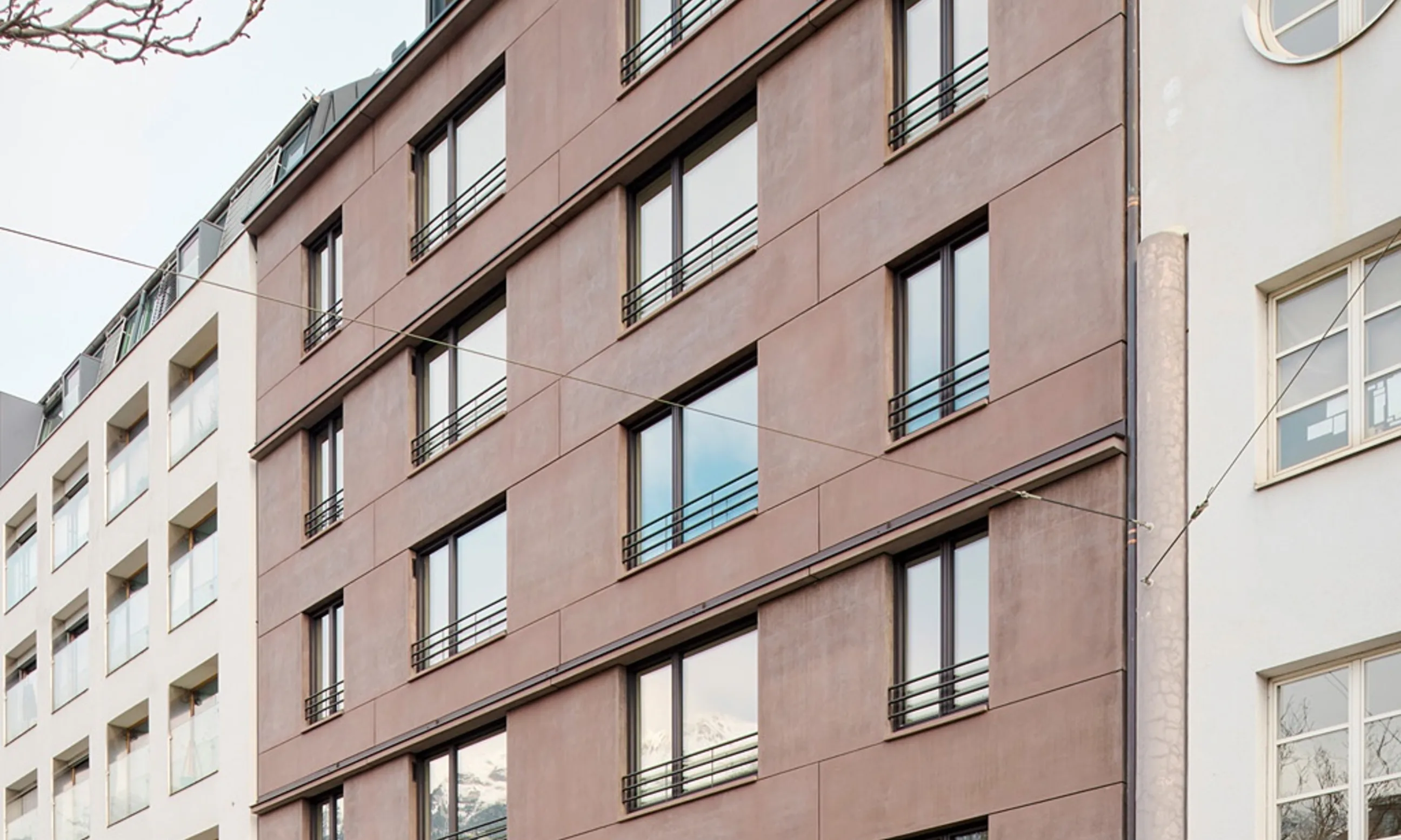 Photo eines mehrgeschossigen Gebäudes aus Beton