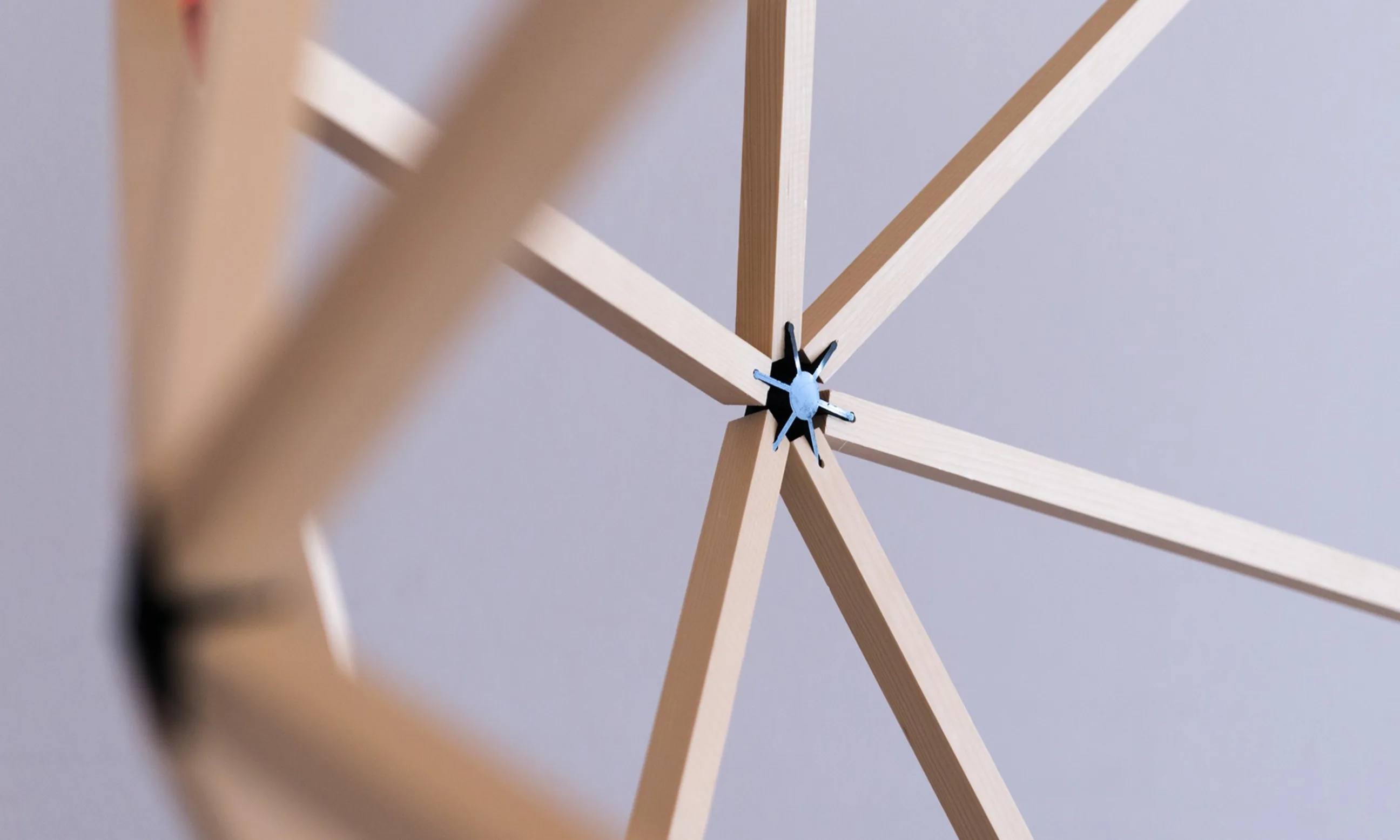 Detailphoto eines Holzbauknotens