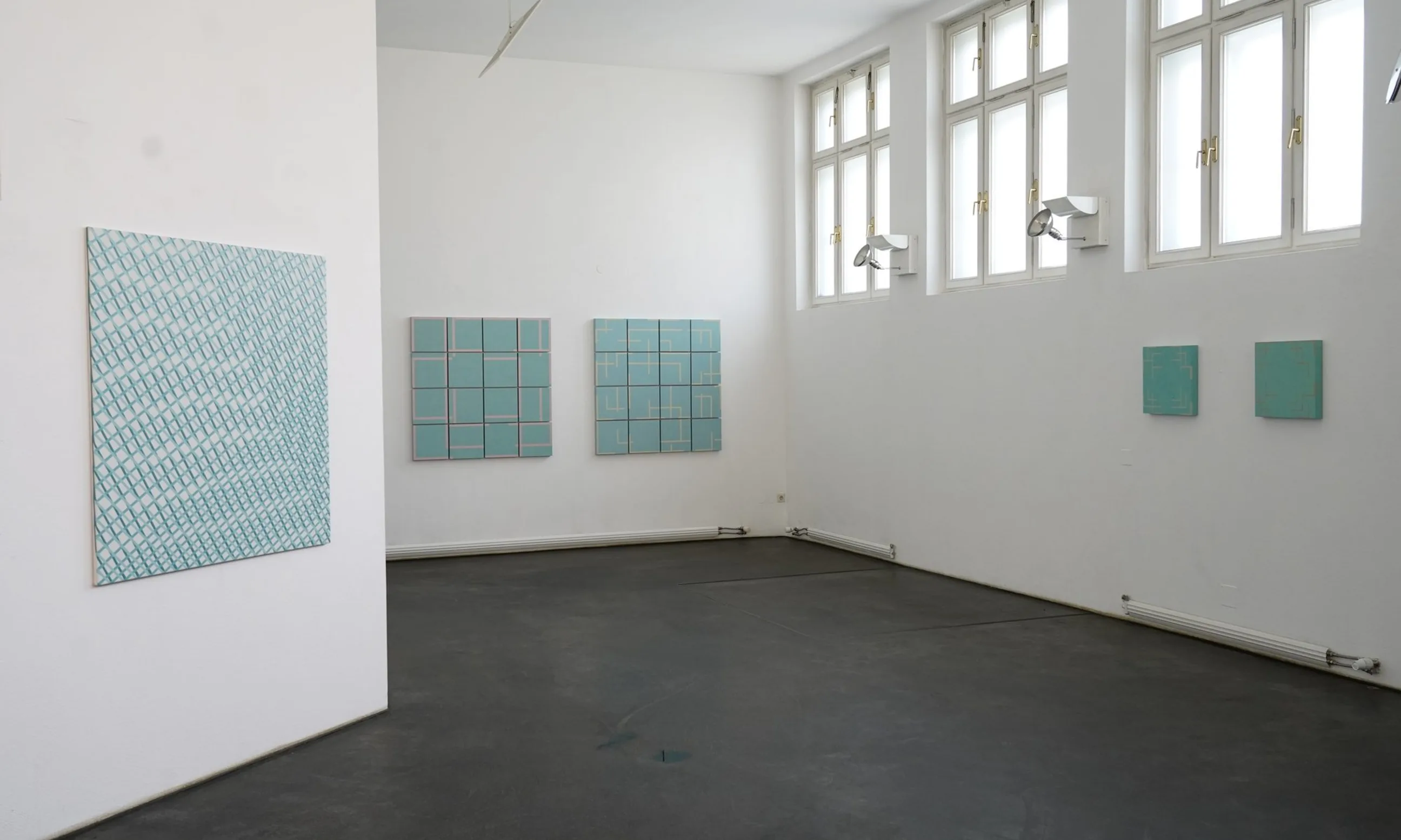 Photo einer weißen Halle mit behängten Wänden