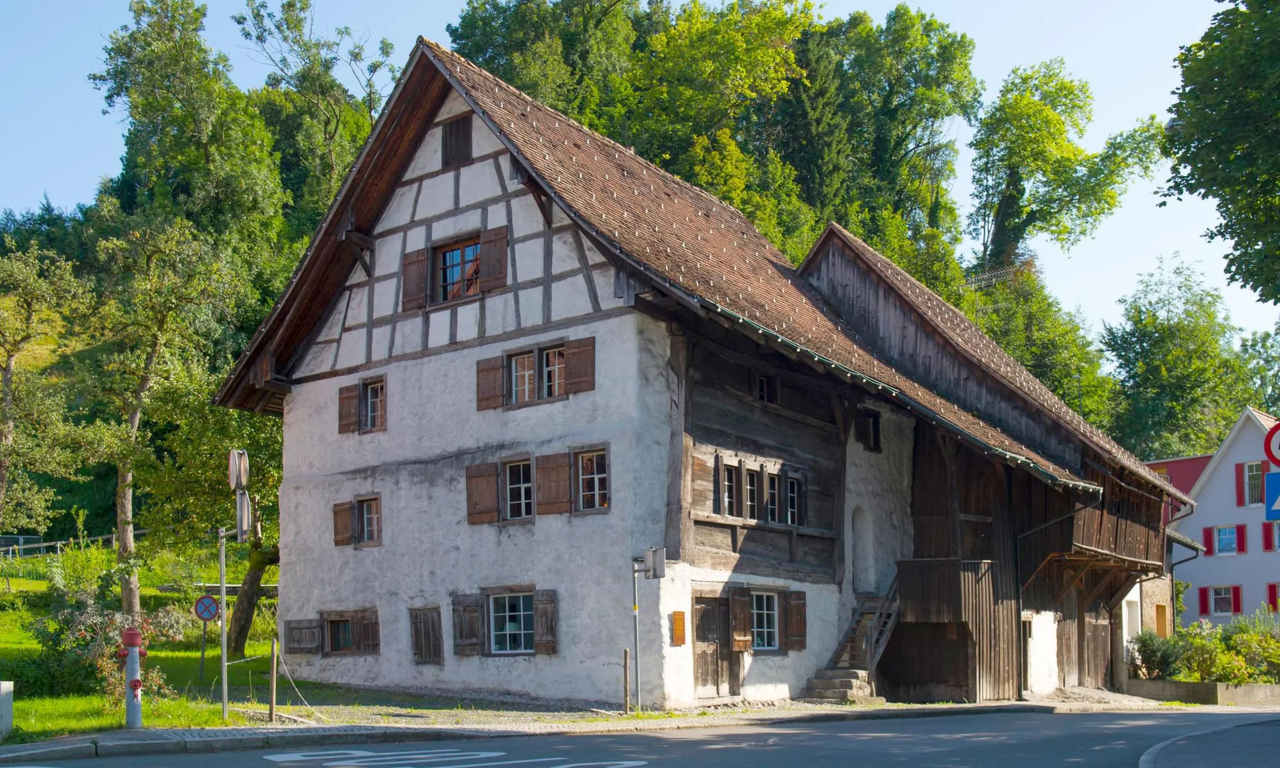 Ein mehrgeschossiges Haus mit Giebeldach