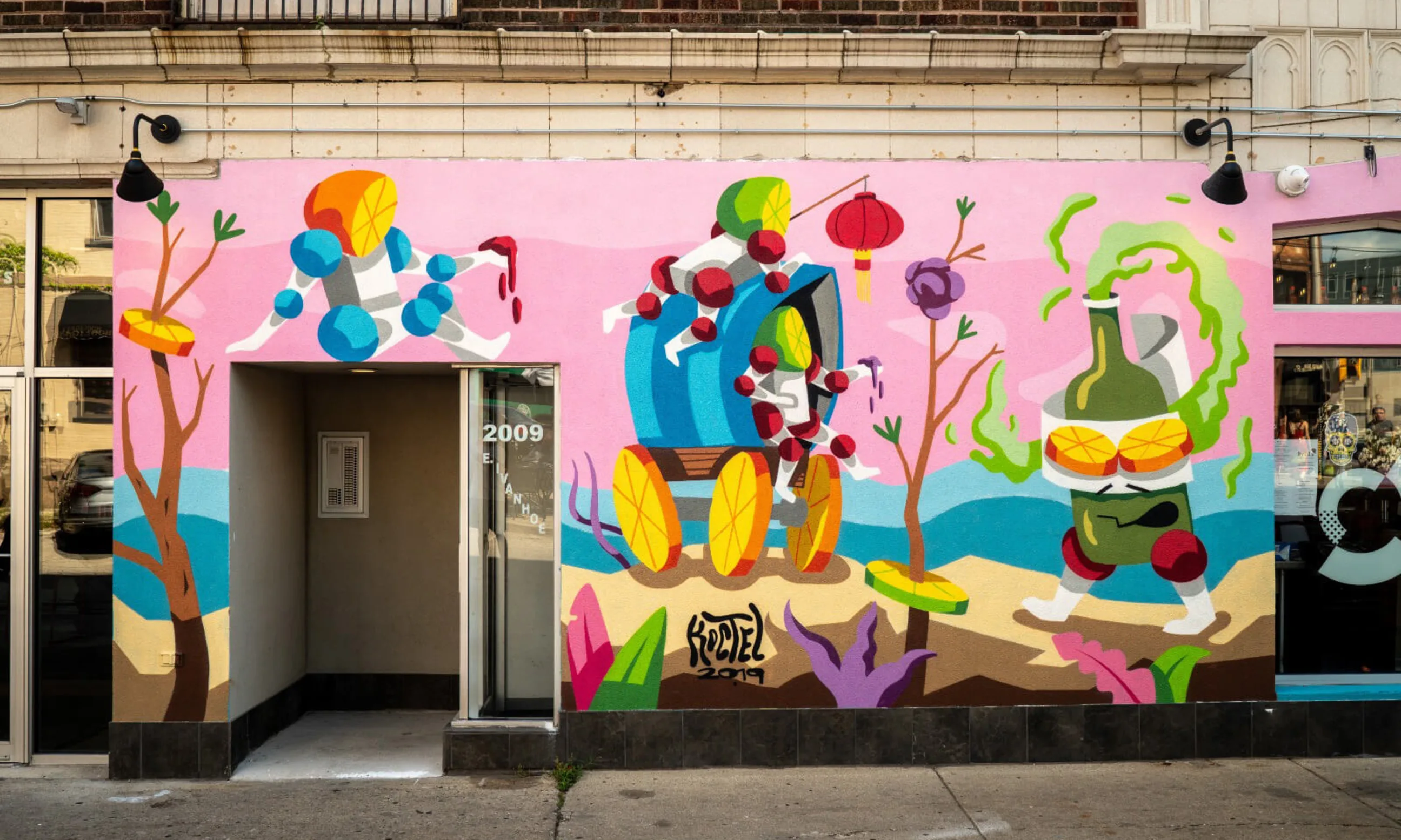 Eine bunte Zeichnung mit vielen wirren Linien auf der Fassade eines eingeschossigen Gebäudes